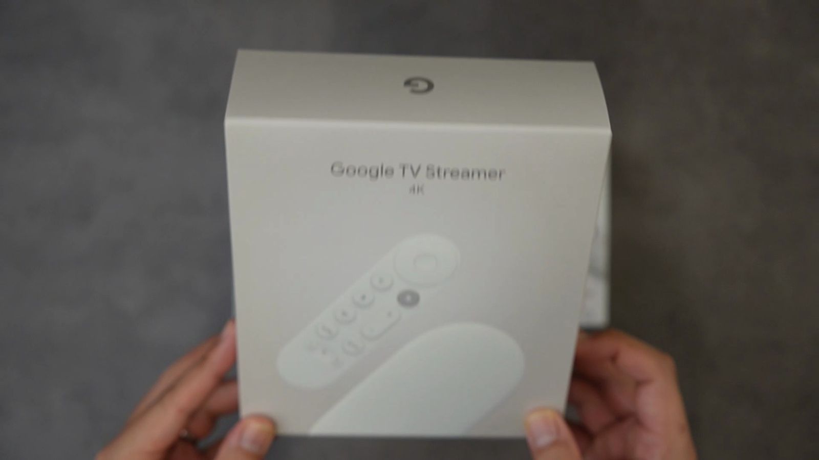手に持ったGoogle TV Streamerの外箱