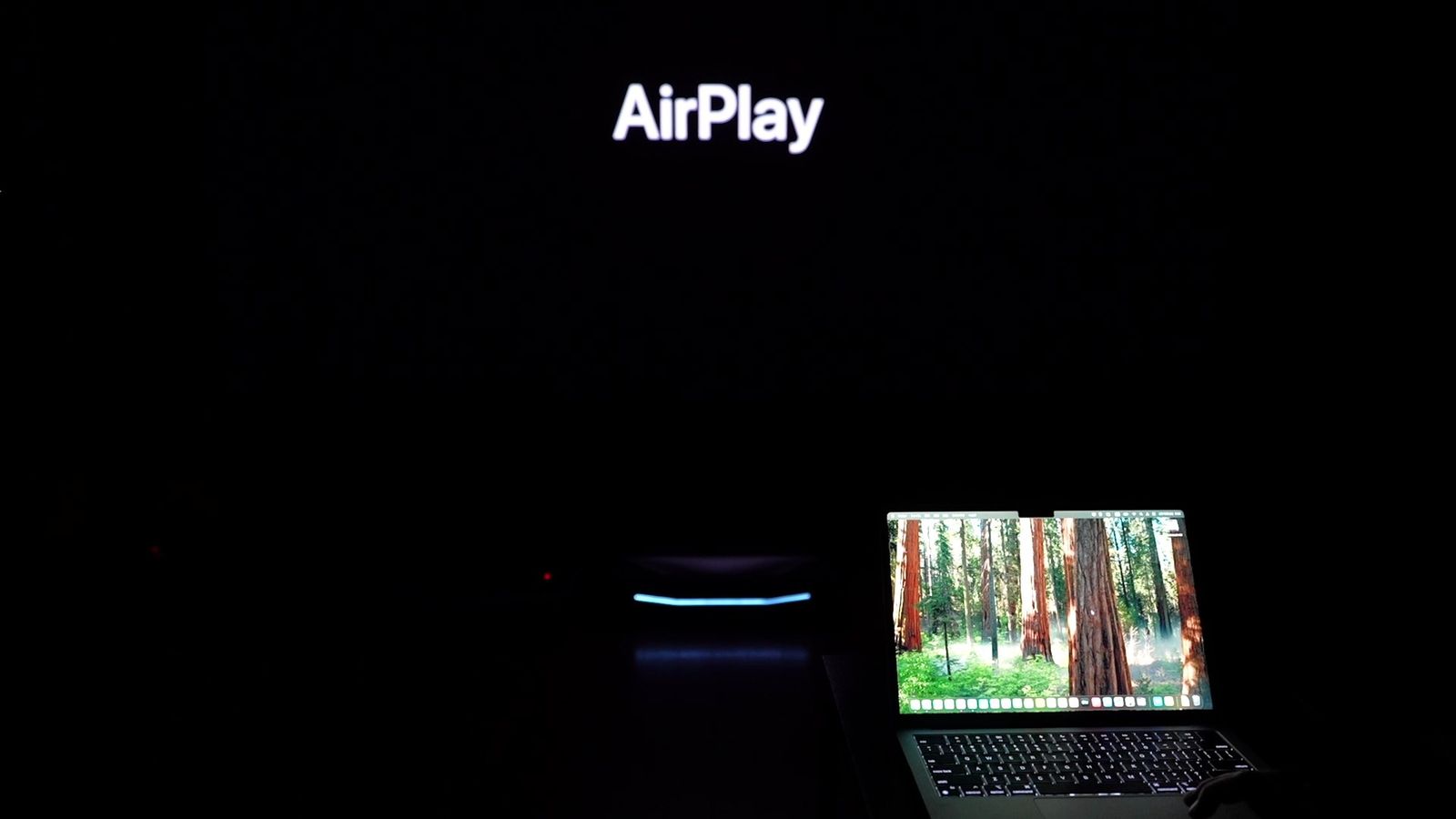本体の近くに置いたMacBookと、投影画面に表示したAirPlayの文字