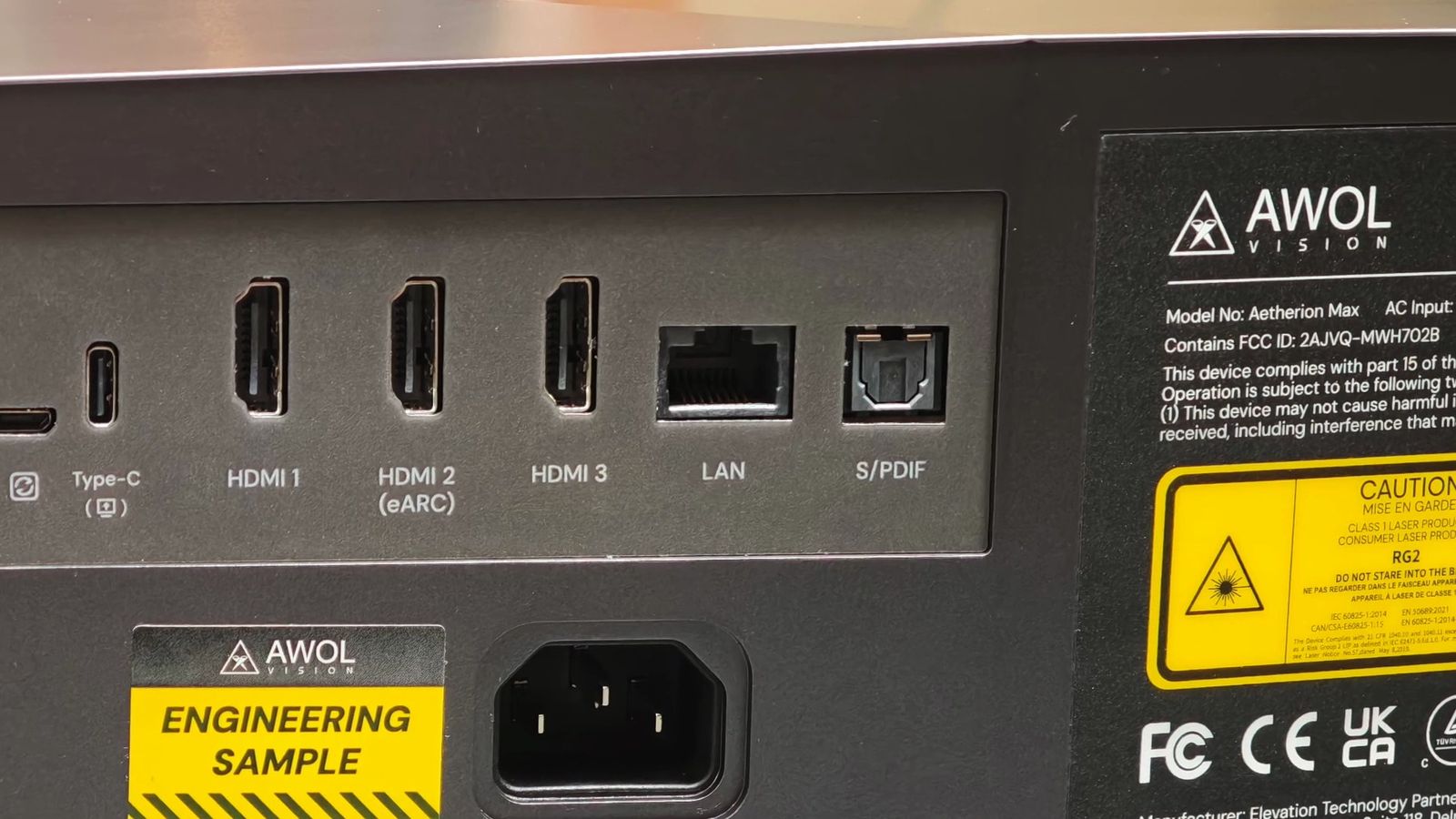 本体背面の端子。Type-C、HDMI 1、HDMI 2（eARC）、HDMI 3、LAN、S/PDIFが並び、ENGINEERING SAMPLEのシールが貼られている