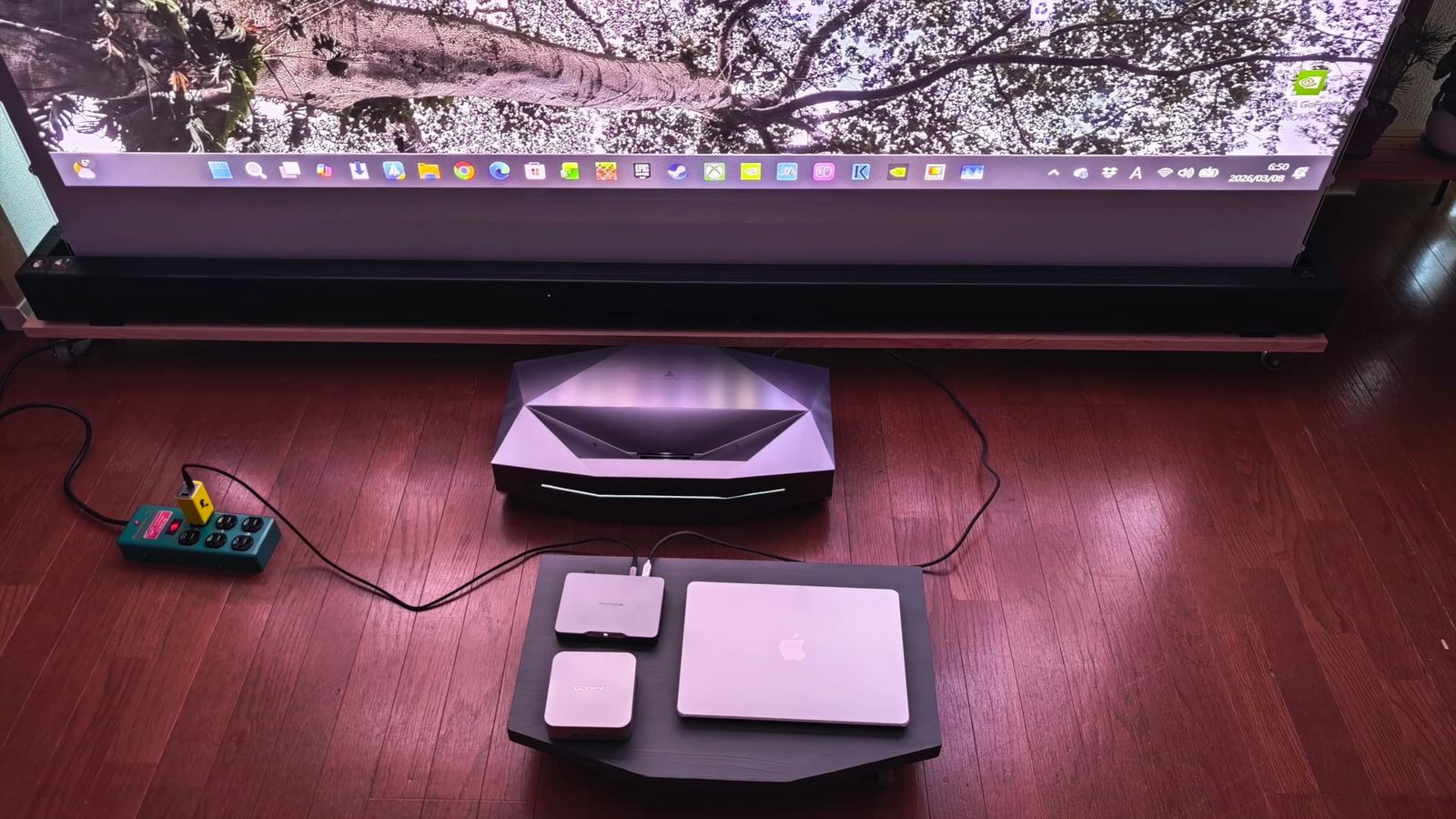 本体の手前のトレイに置いたMacBookとミニPC。短いケーブルで本体につないでいる