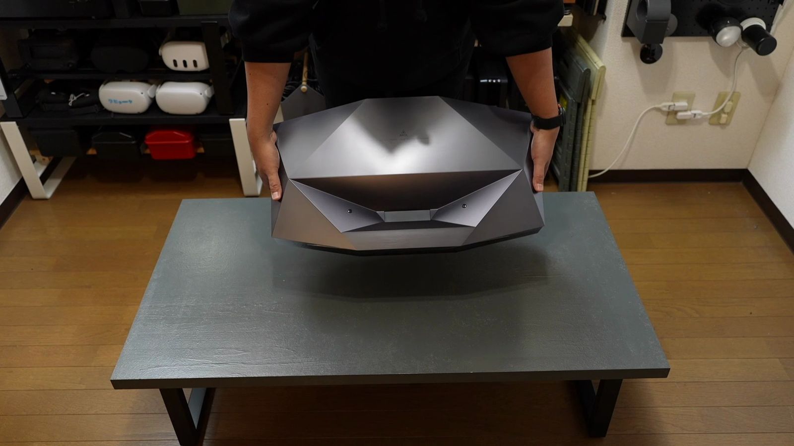 両手で本体を持ち上げているところ