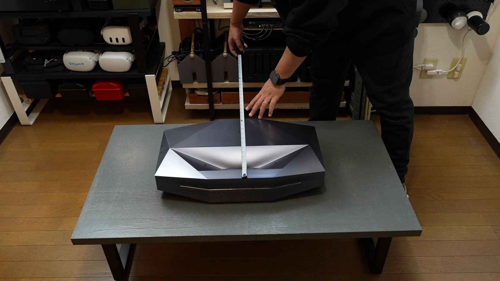 テーブルに置いた本体にメジャーを当てているところ