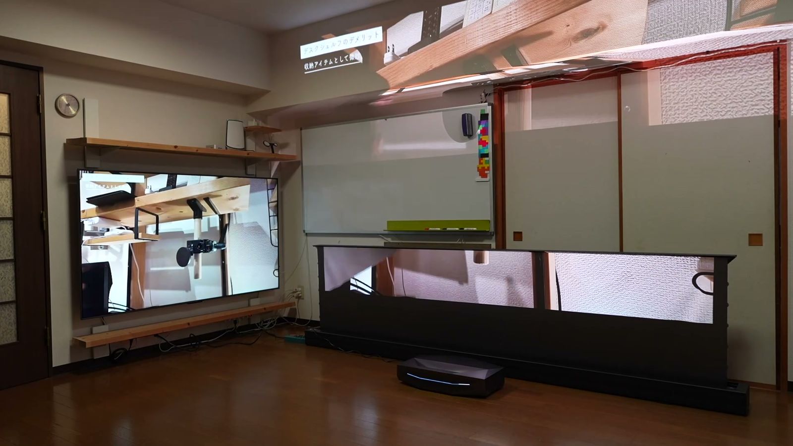 床置き電動スクリーンが上がり始めたところ