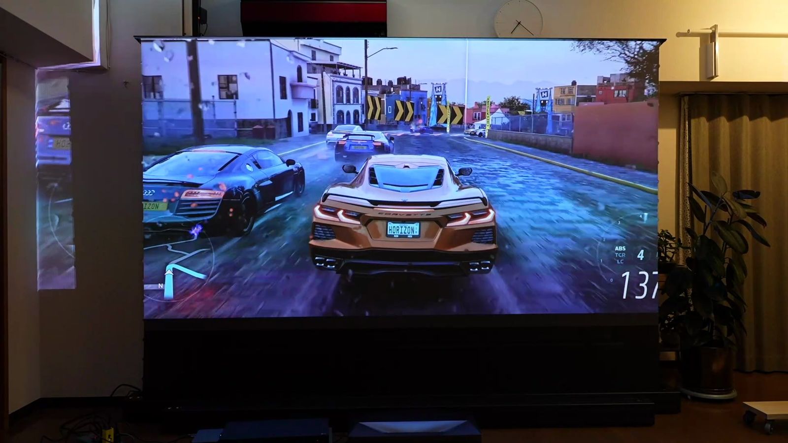 照明をつけた部屋でALRスクリーンに投影したレースゲーム