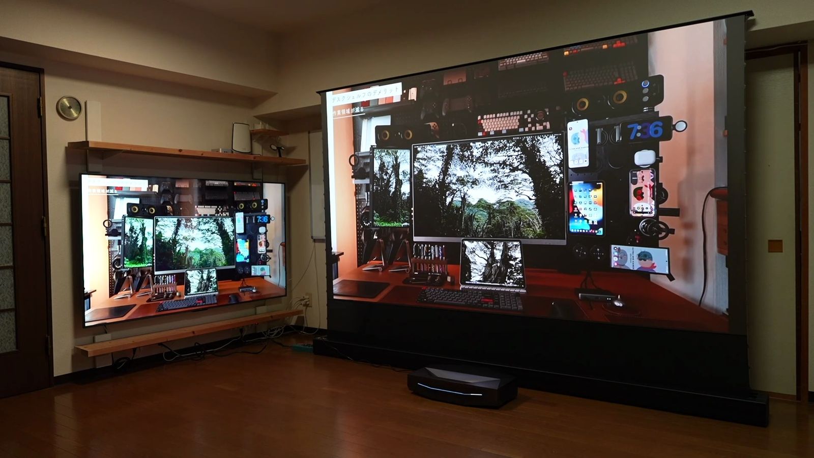 照明のついた部屋で、壁の大画面にデスクの映像を投影したところ