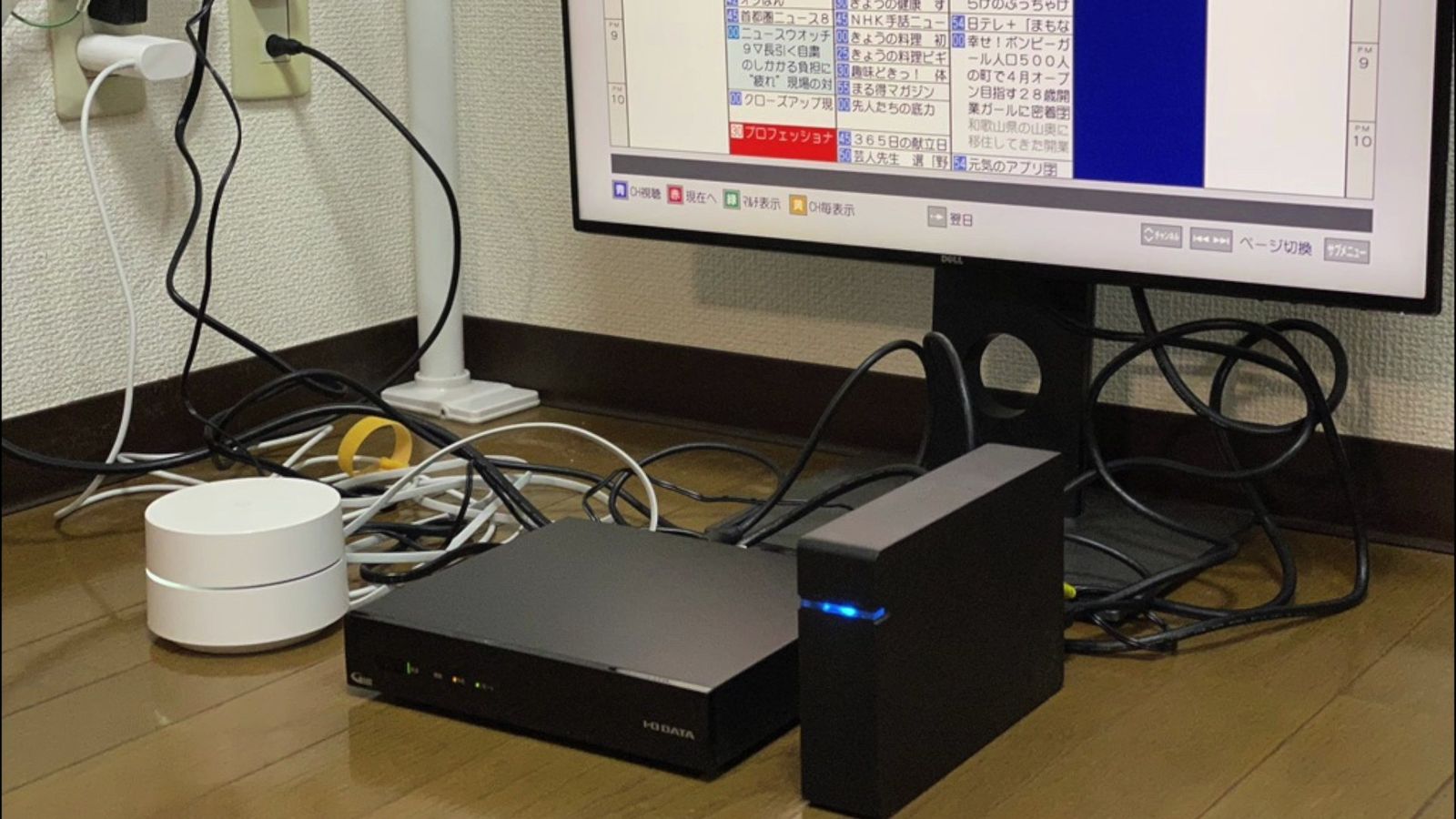 モニターの下に置いたワイヤレスTVチューナーやルーターなどの機器