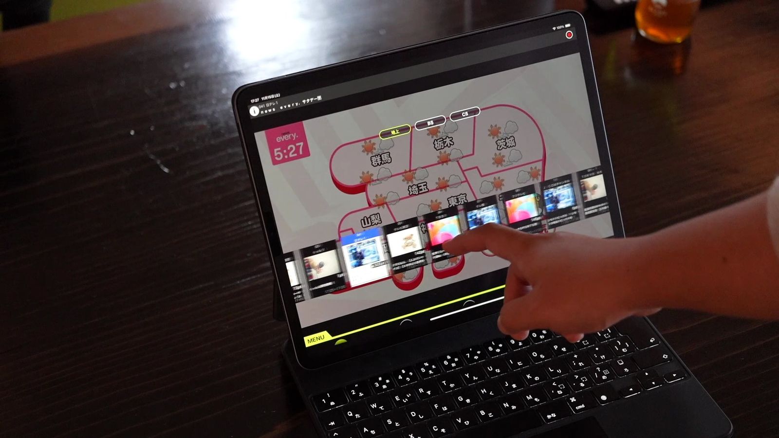 タブレットでテレビ番組の視聴アプリを操作しているところ