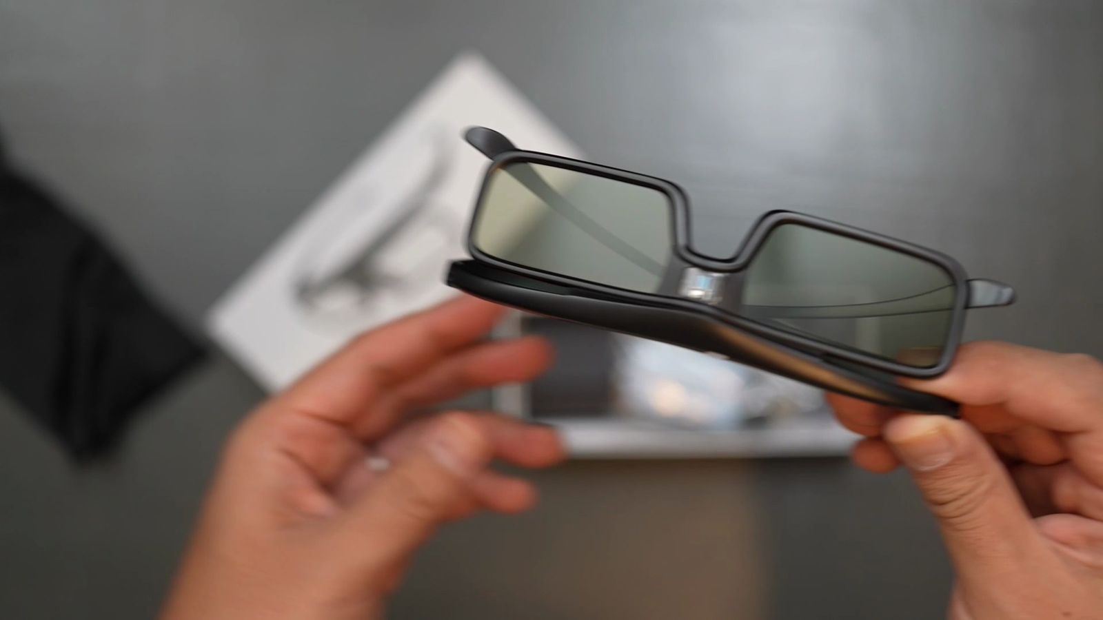 手に持ったアクティブシャッター方式の3Dメガネ
