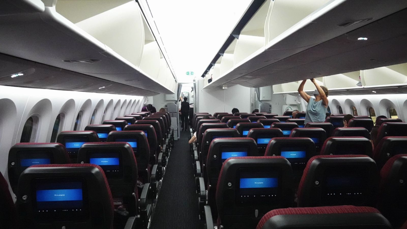 旅客機の機内。座席の画面が並んでいる