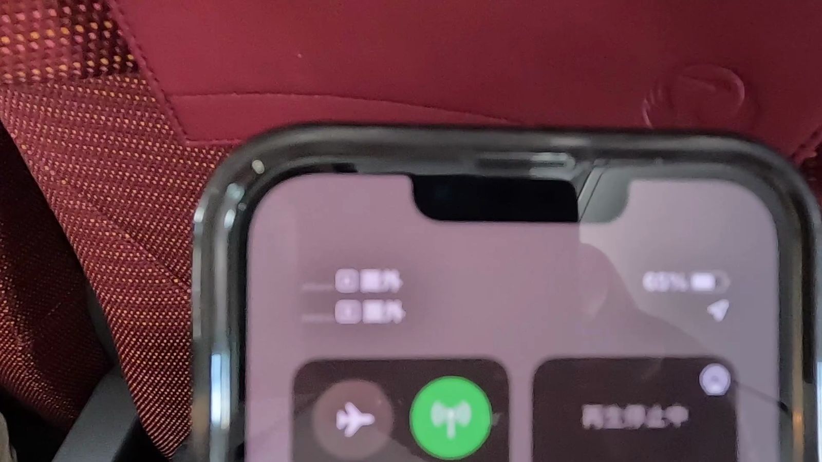 機内でiPhoneのコントロールセンターを開き、機内モードをオフにしたところ。表示はまだ圏外