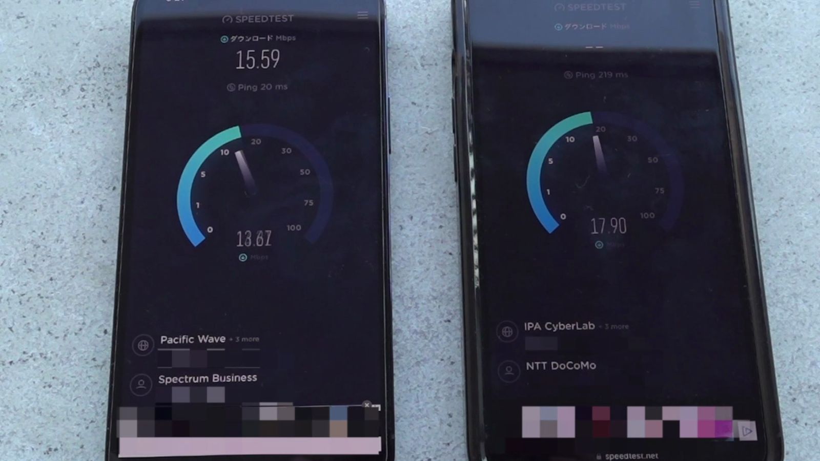 ahamoのSIMを挿したiPhone2台でスピードテストを測った画面。左が15.59Mbps、右が17.90Mbps