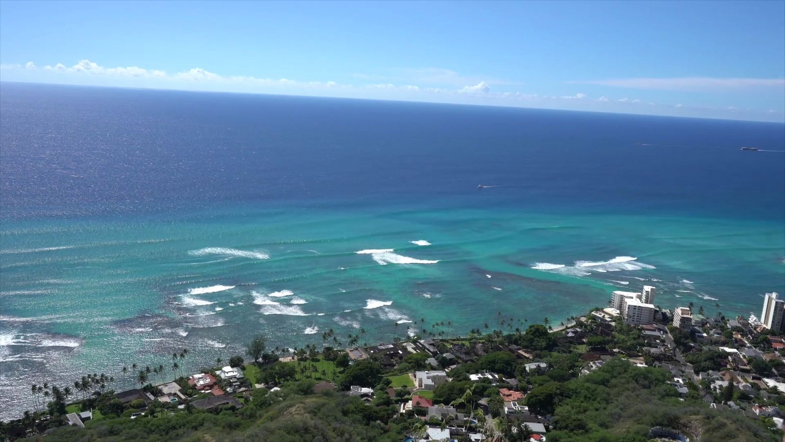 ダイヤモンドヘッドの山頂から見下ろした海と住宅地