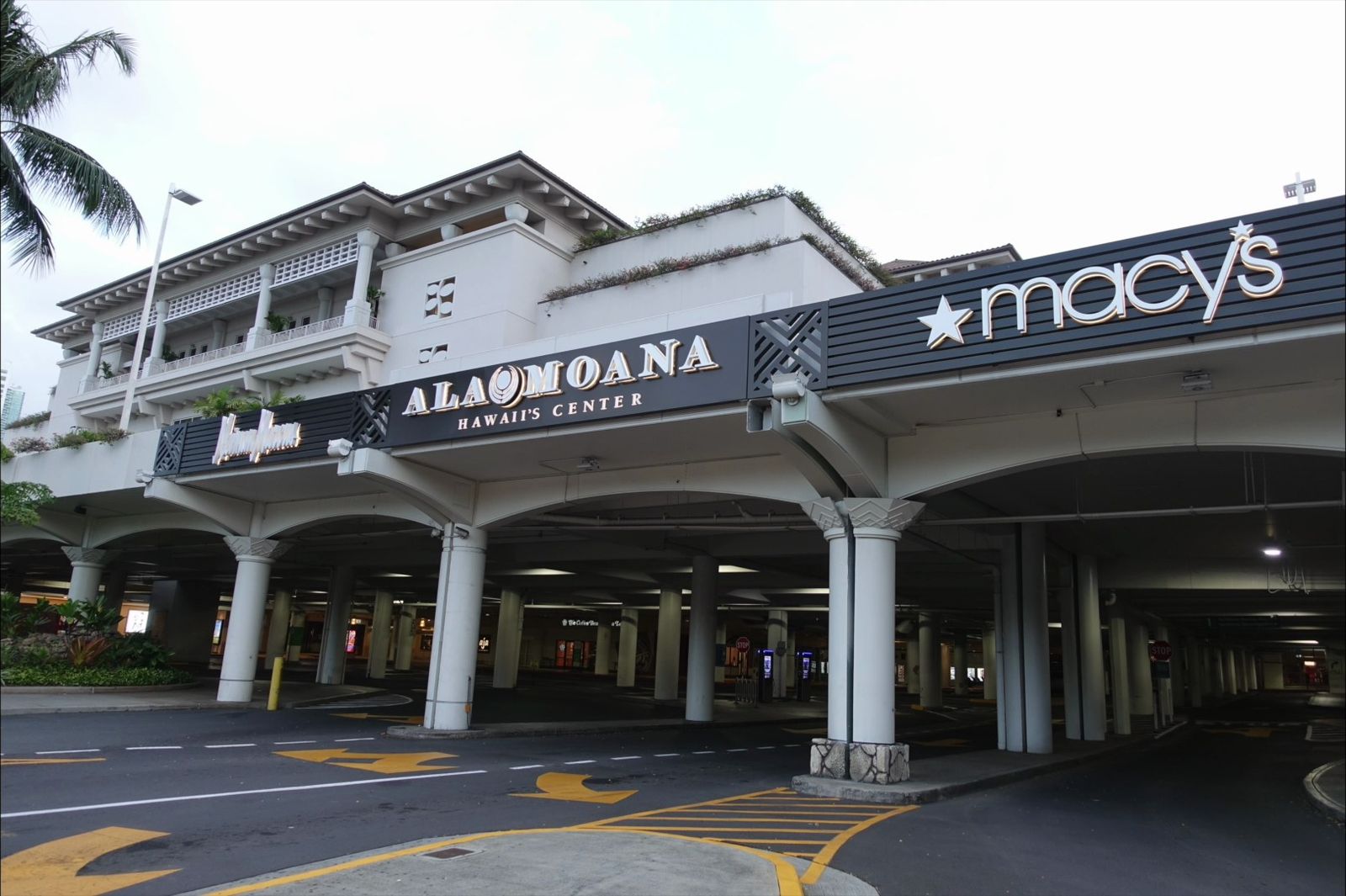 アラモアナセンターの入口。ALA MOANAとmacy'sの看板