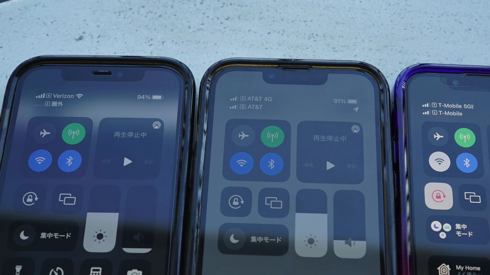3台のiPhoneのコントロールセンター。アンテナ表示は左からVerizon、AT&T、T-Mobile