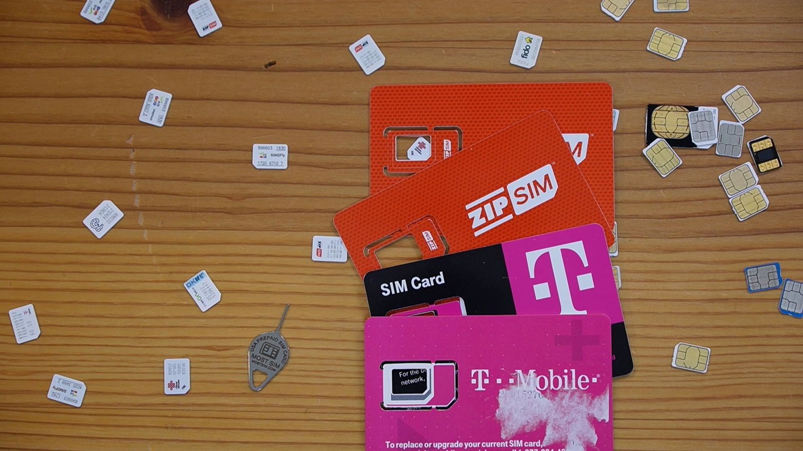 机に置いた海外のプリペイドSIM。T-MobileやZIP SIMのパッケージ