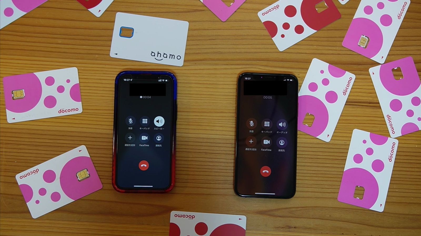 ahamoとドコモのSIMカードの間に置いた、通話画面のiPhone2台