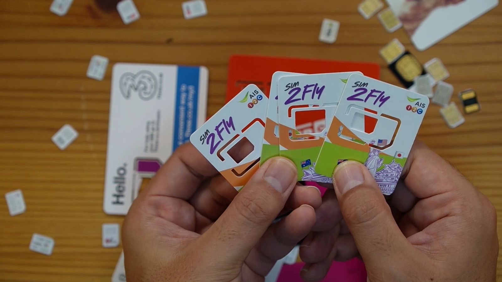 海外のプリペイドSIMの台紙を両手で持っているところ