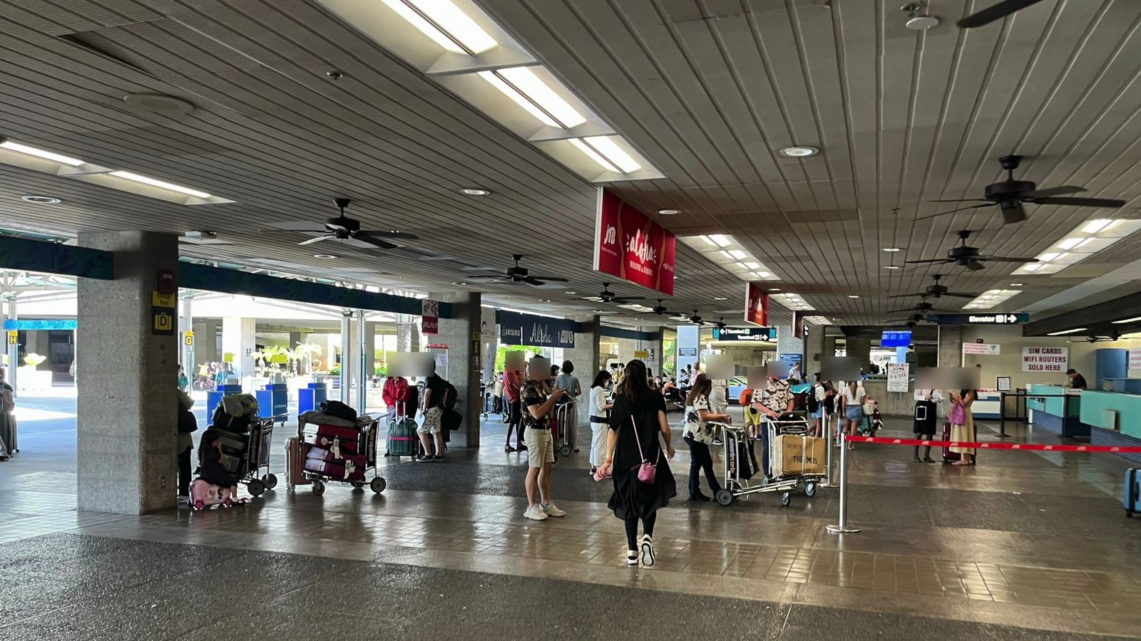 空港のチェックインロビー。人の顔はぼかしてある