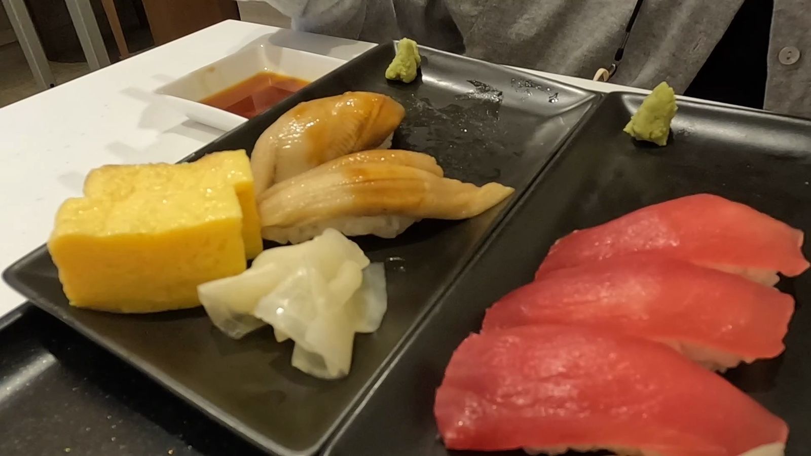 空港のラウンジで食べた寿司。アナゴ、玉子、マグロ