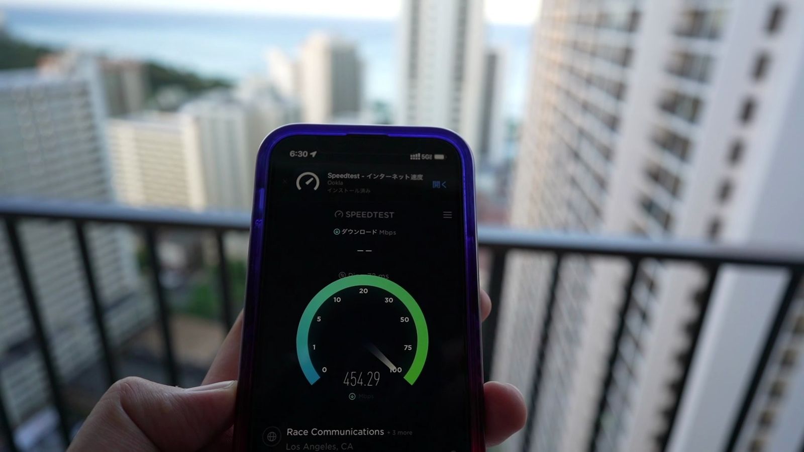 ホテルのバルコニーで、T-MobileのプリペイドSIMを挿したiPhoneのスピードテスト。454.29Mbps