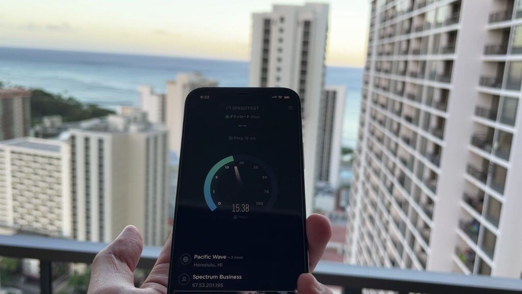 ワイキキのホテルのバルコニーで、iPhoneのスピードテストを測っているところ