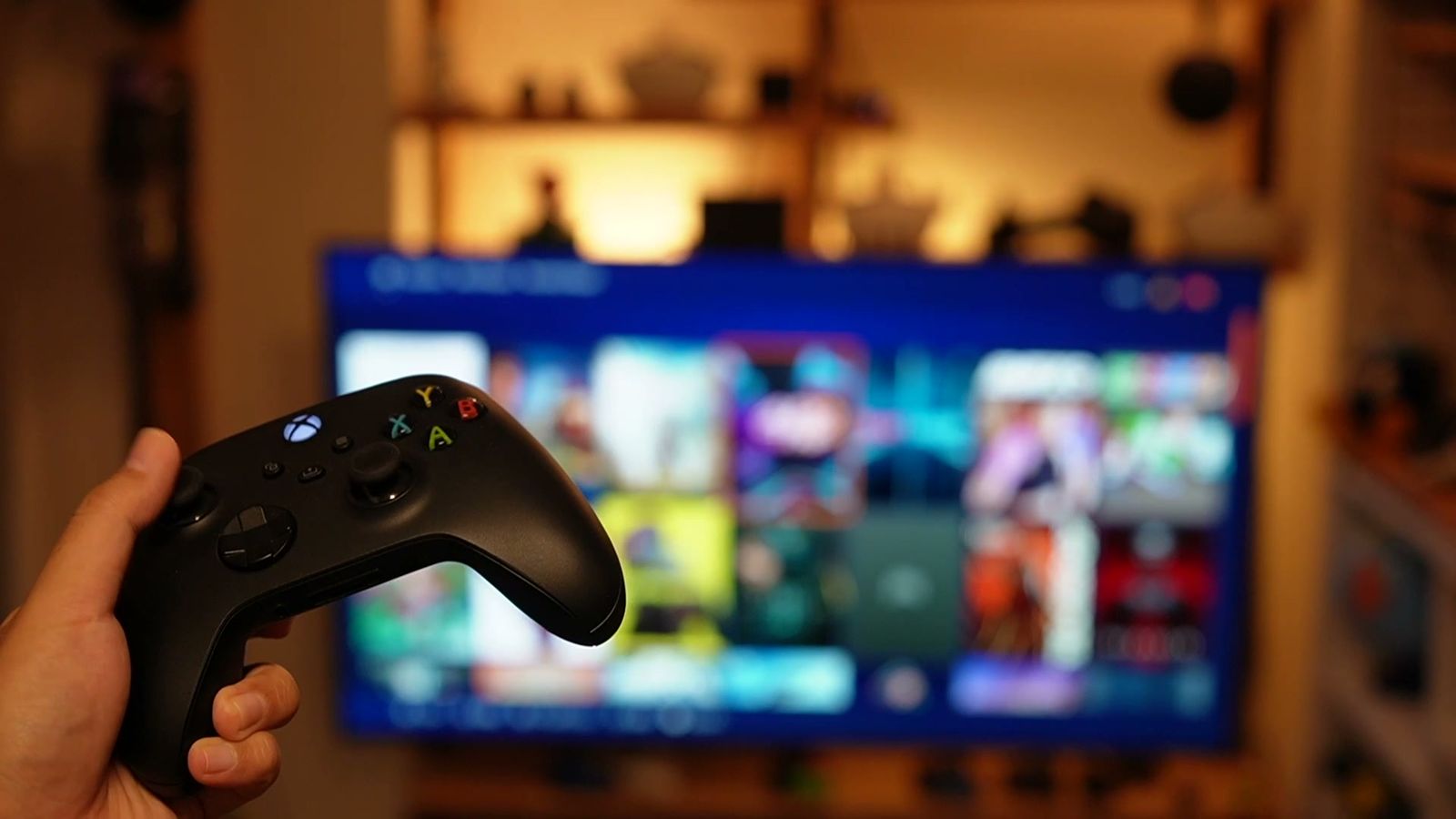 テレビの前でゲームのコントローラーを持っているところ