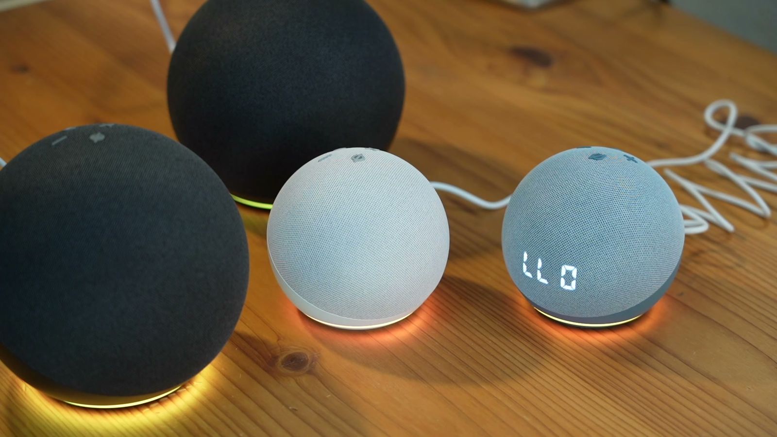 テーブルに並べたEchoとEcho Dot、文字を表示したEcho Dot with clock