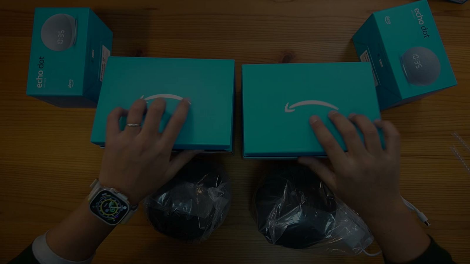 テーブルの上で開けている2台分のEchoの箱