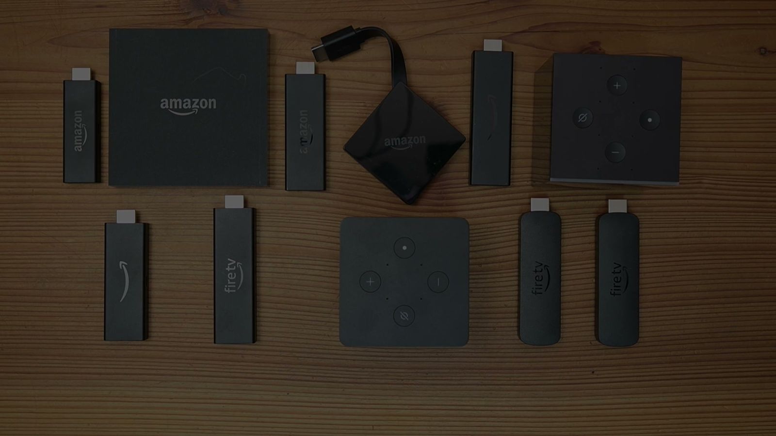 テーブルに並べた歴代のFire TV StickとFire TV Cube