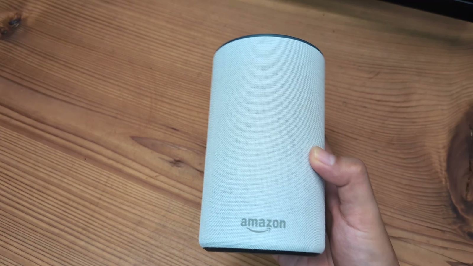 手に持った、布張りで円筒形の旧型のEcho