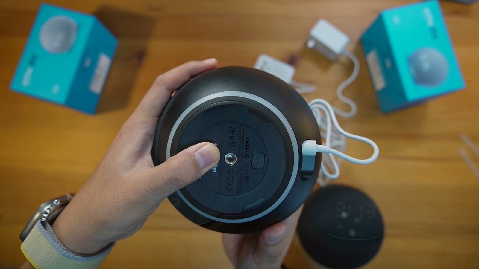 手に持ったEchoの底面。中央にネジ穴がある