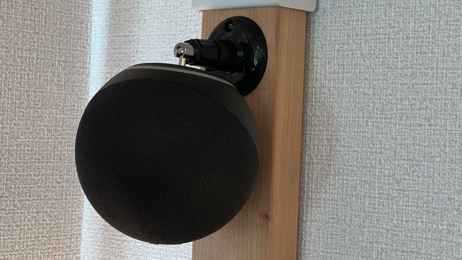 柱の横に取り付けたマウントに固定したEcho