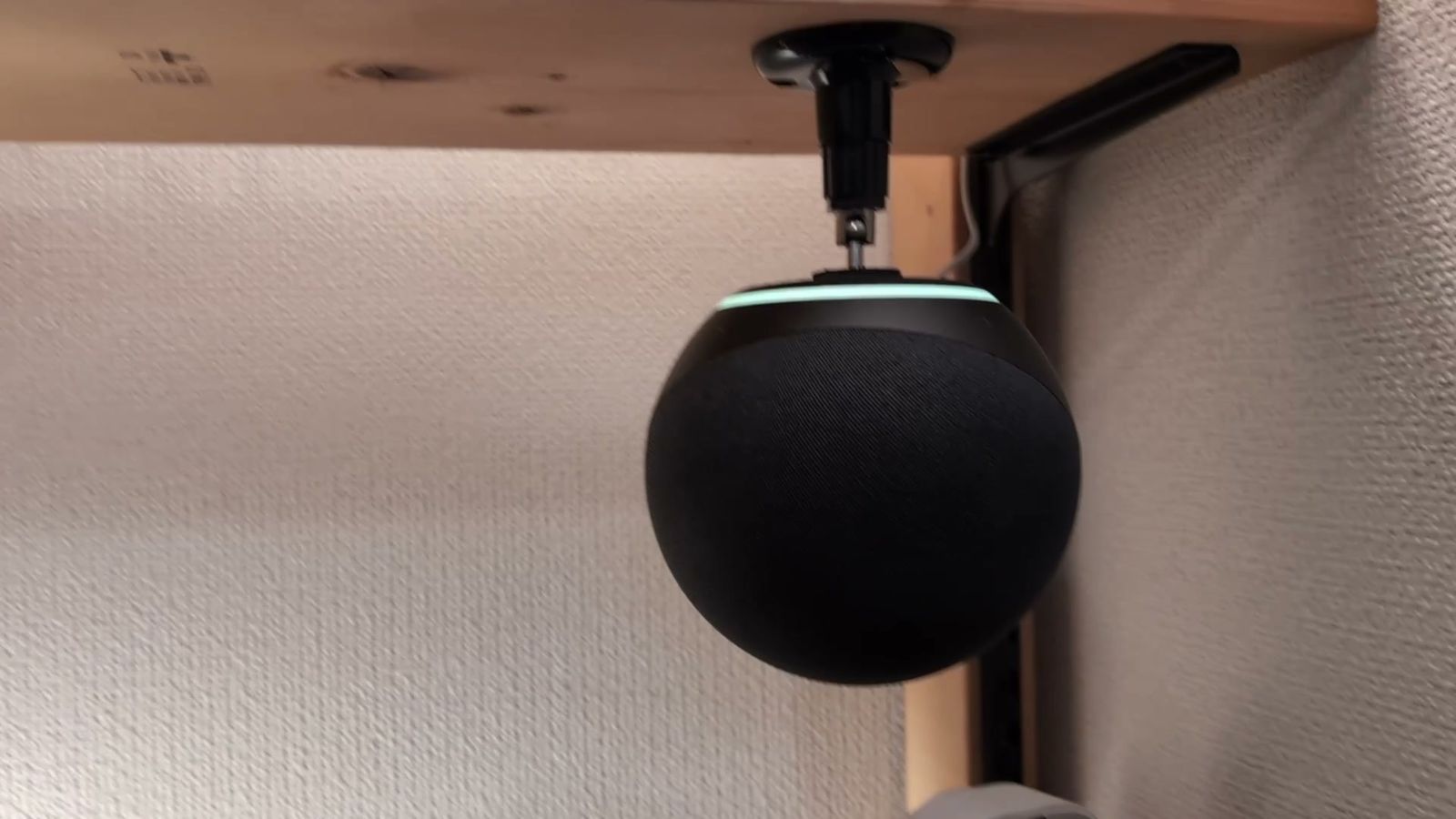 棚板の下のマウントから吊るしたEcho