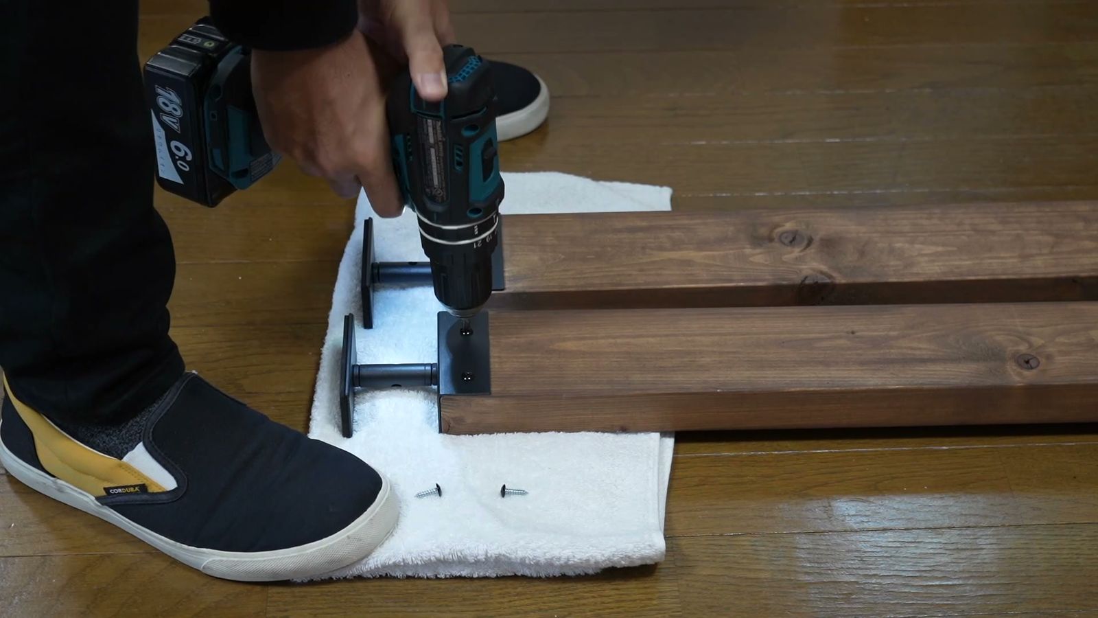 電動ドリルで木材に穴を開けているところ