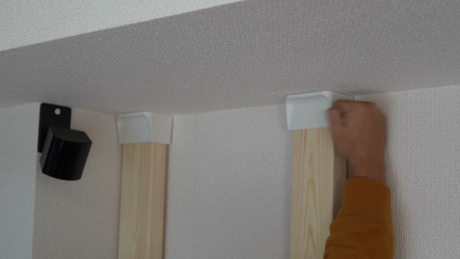 天井まで立てた木の柱と、壁に付けた黒いマウント