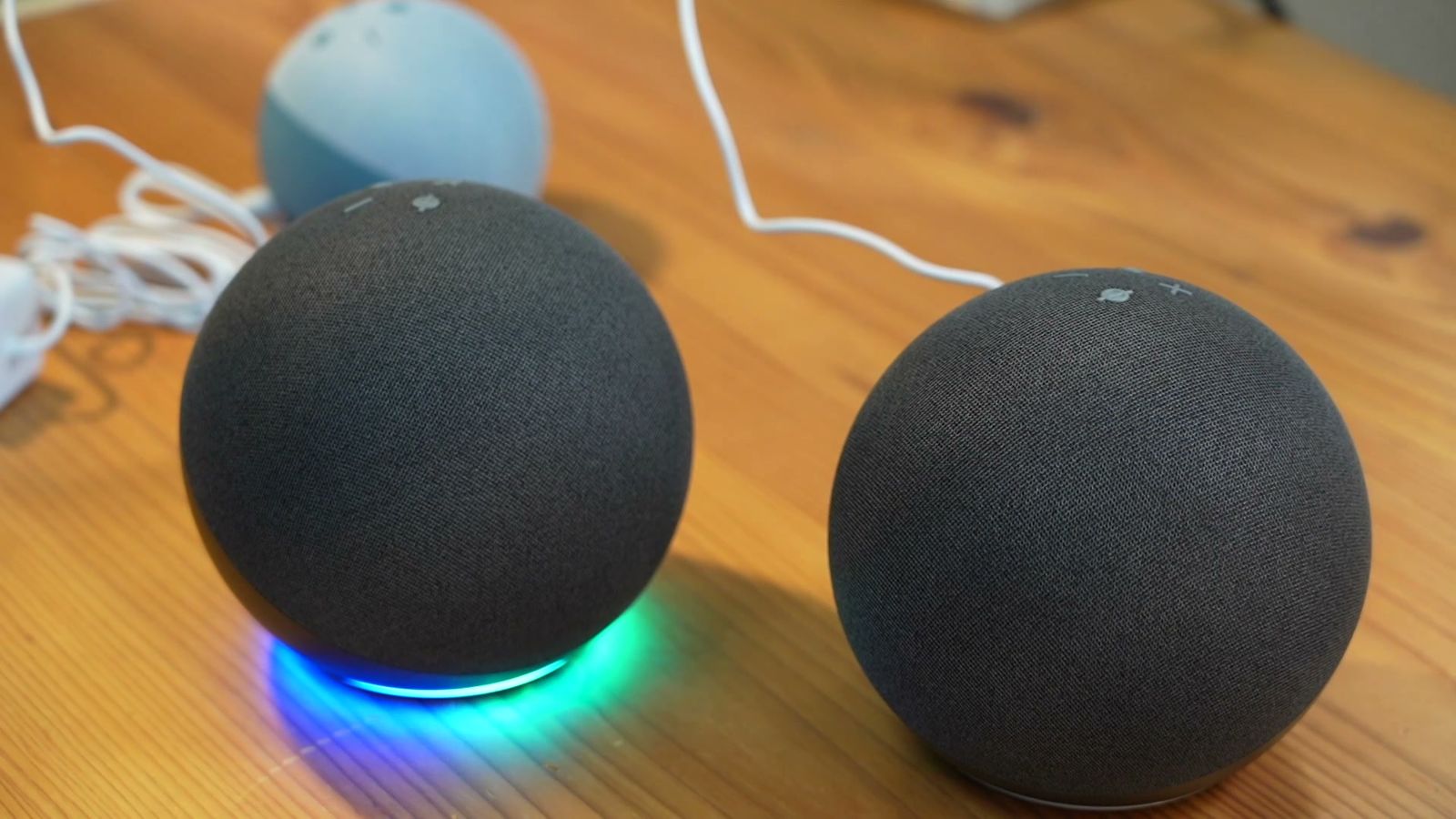 テーブルに置いた2台のEcho。片方のリングが光っている