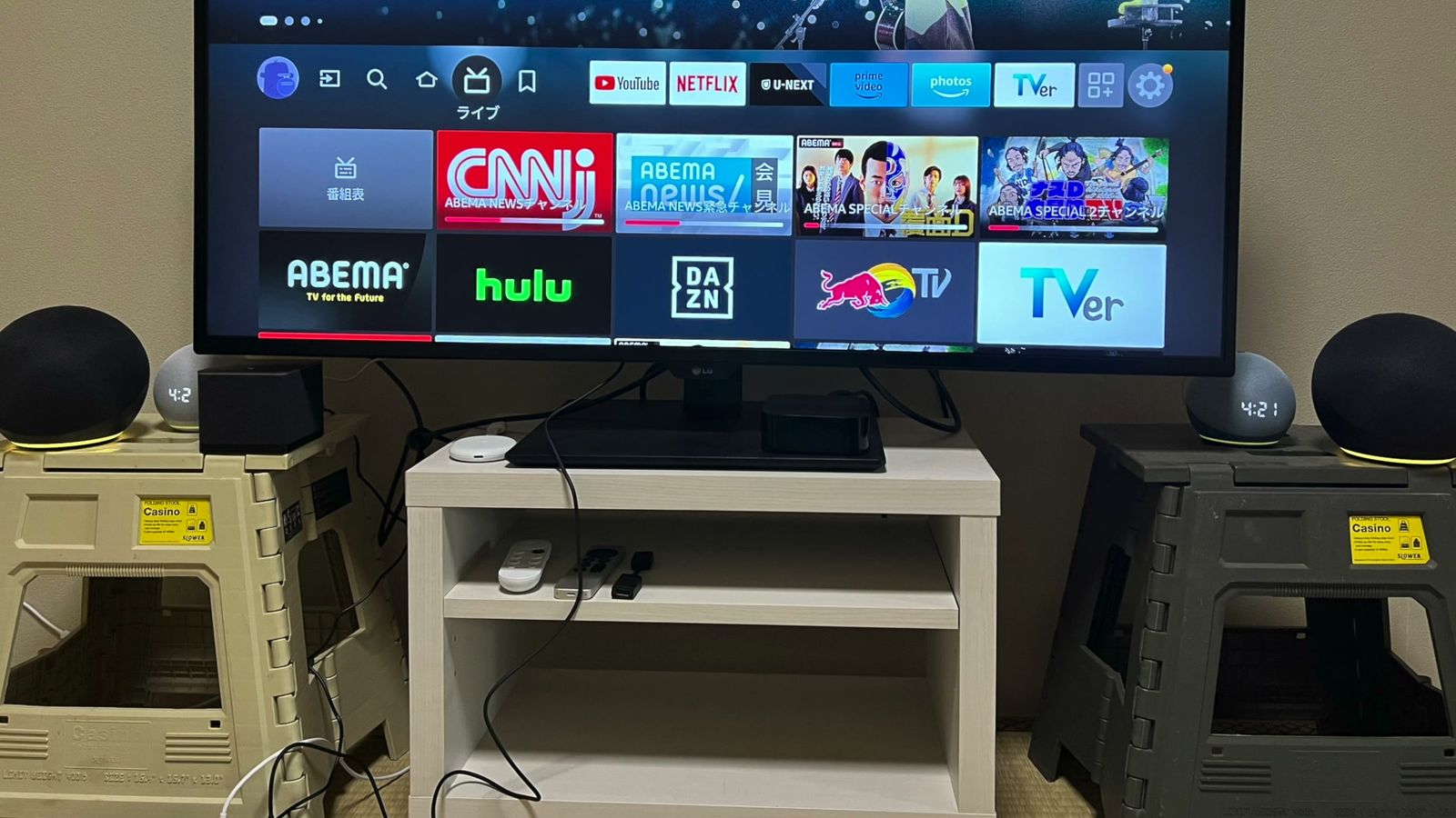 テレビ台の左右の台に置いた2台のEcho