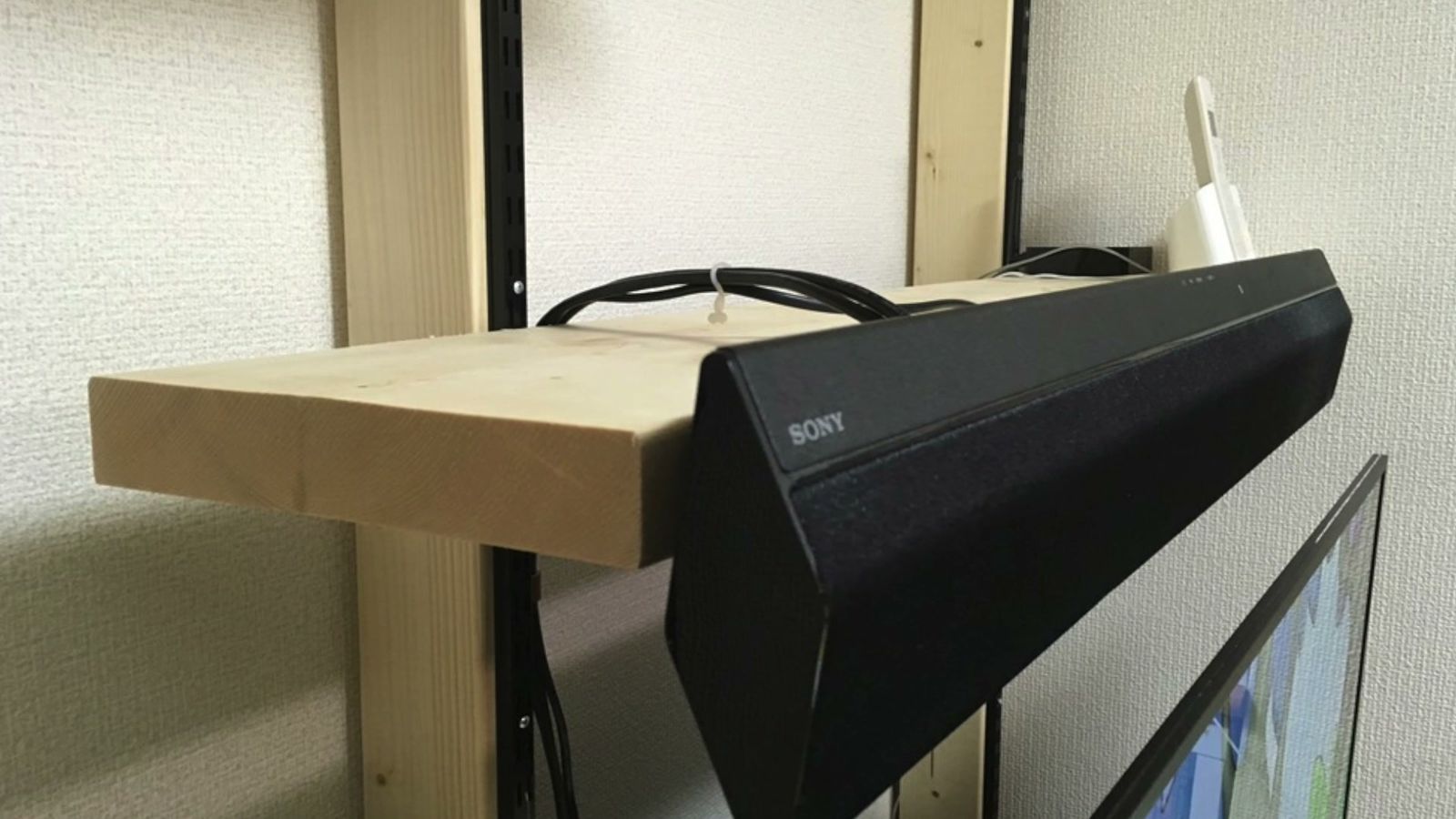棚板の下に取り付けたソニーのサウンドバー