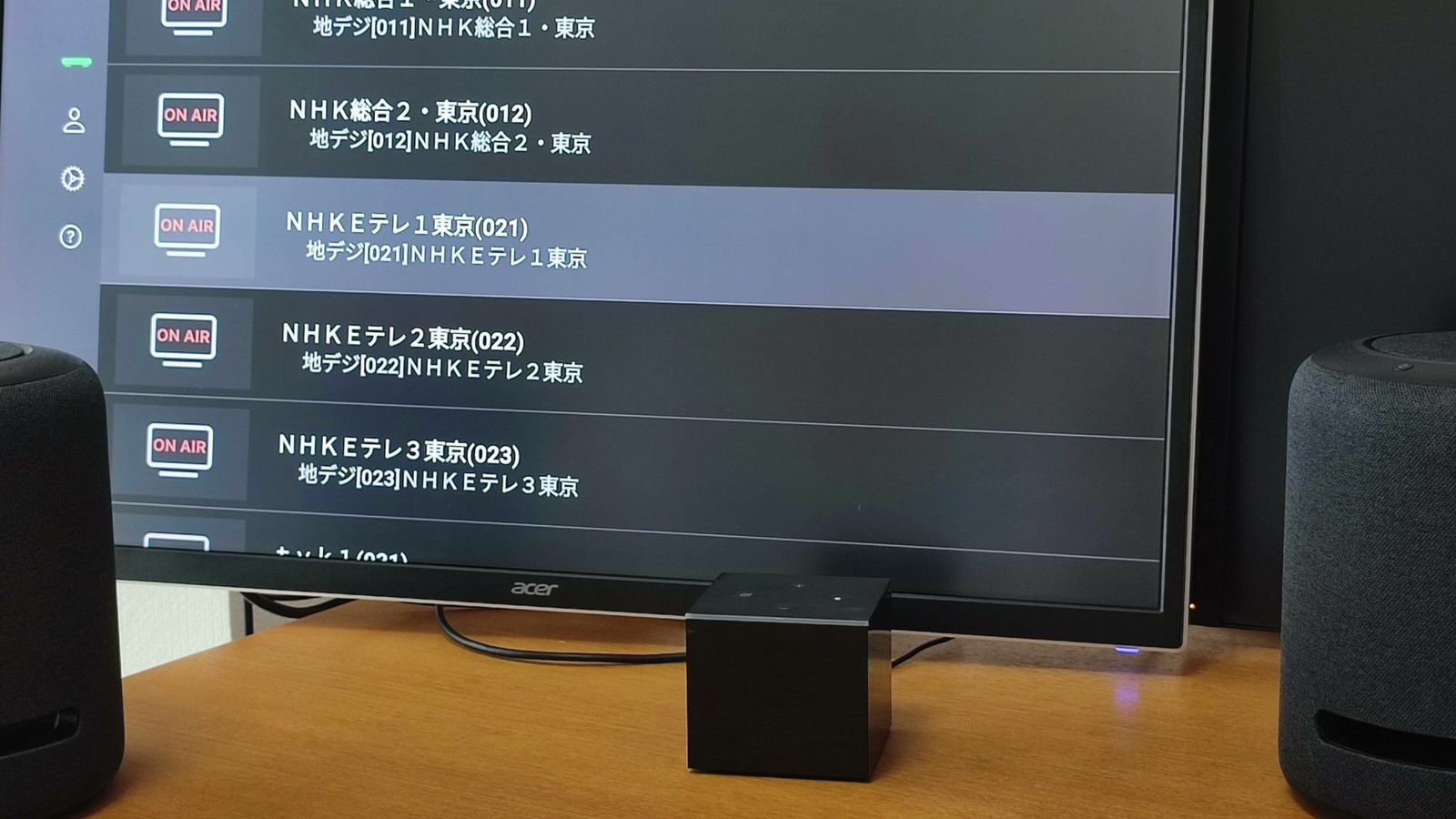 テレビに映した番組表と、左右のEcho StudioとFire TV Cube
