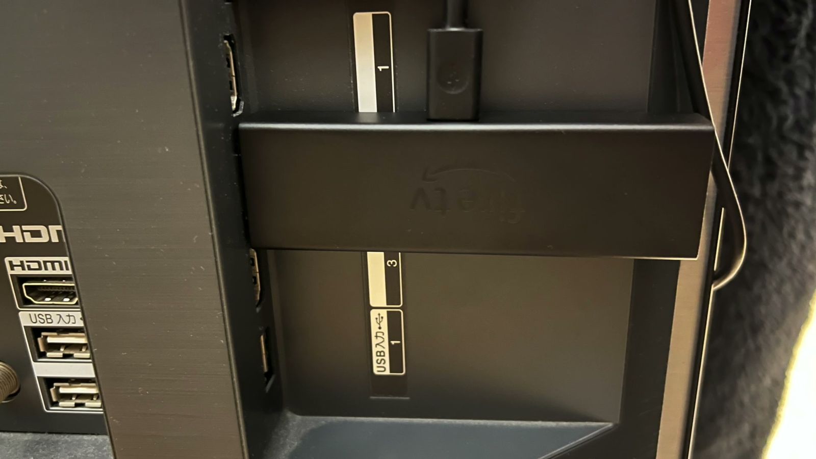 テレビ背面のHDMI端子に挿したFire TV