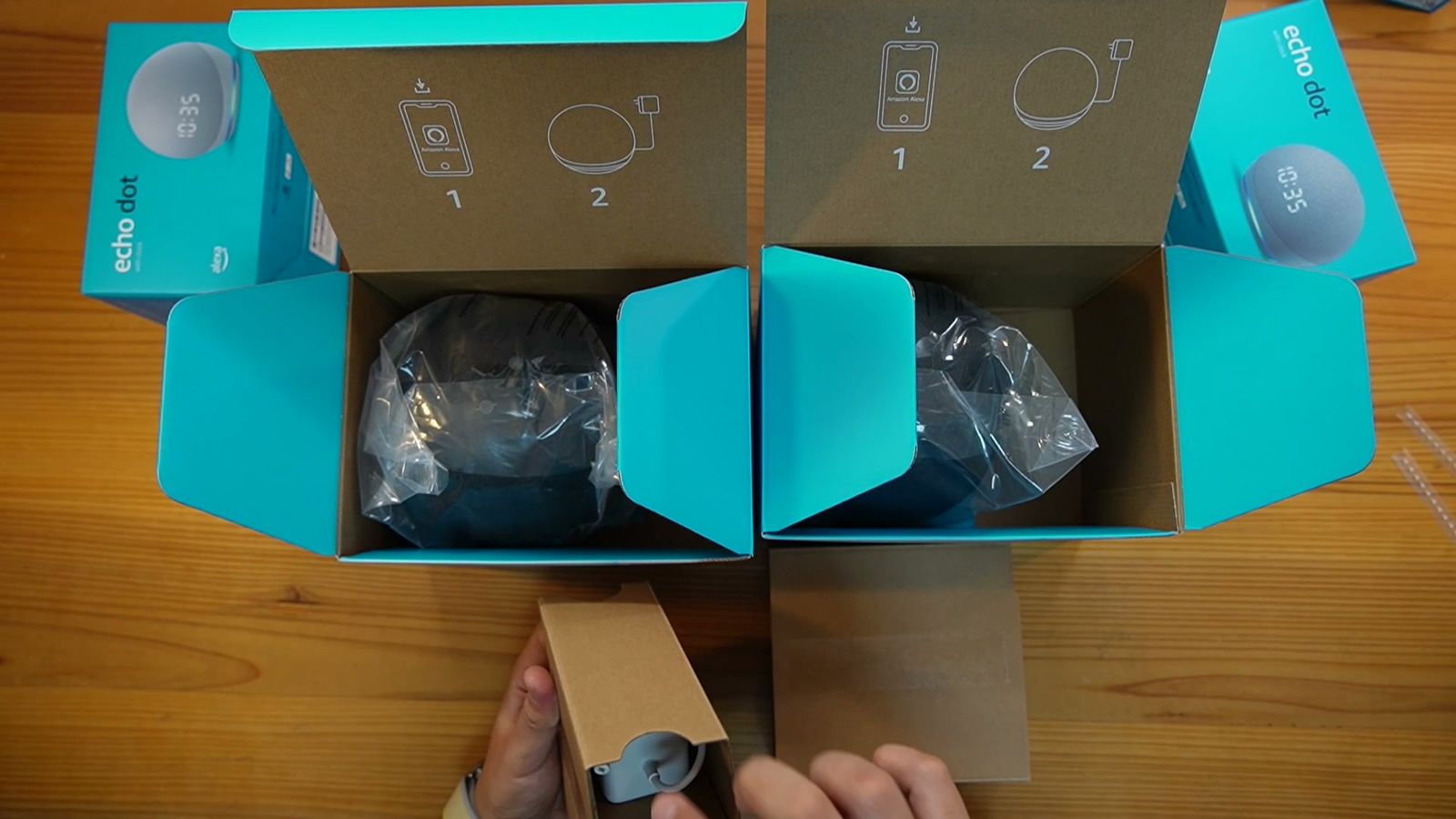 テーブルの上で開けた2台分のEcho Dotの箱