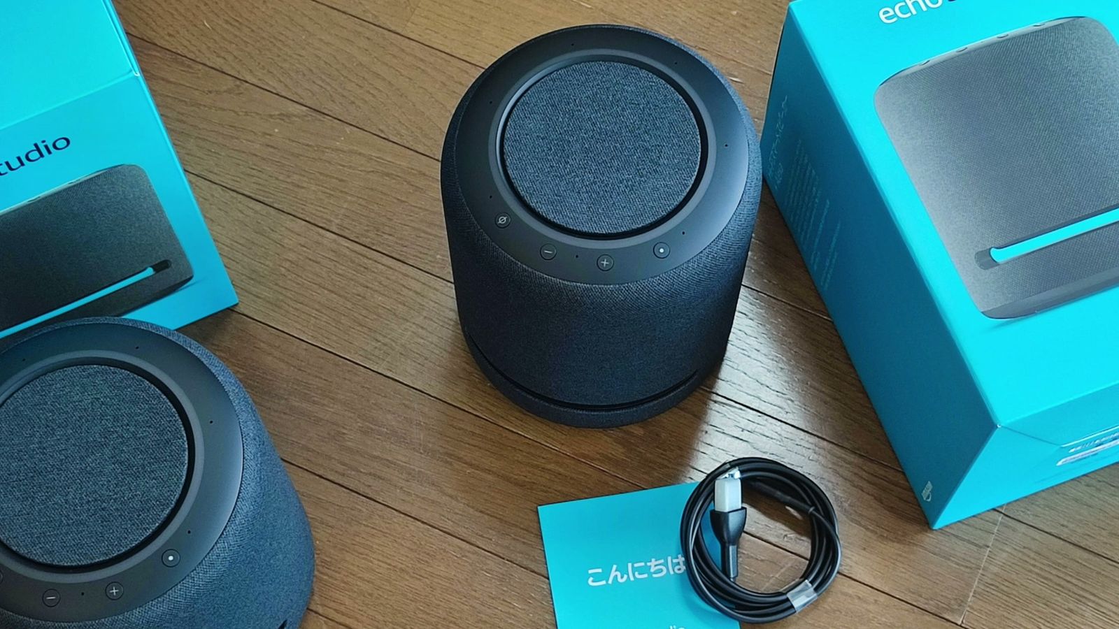 開けた箱から出したEcho Studio