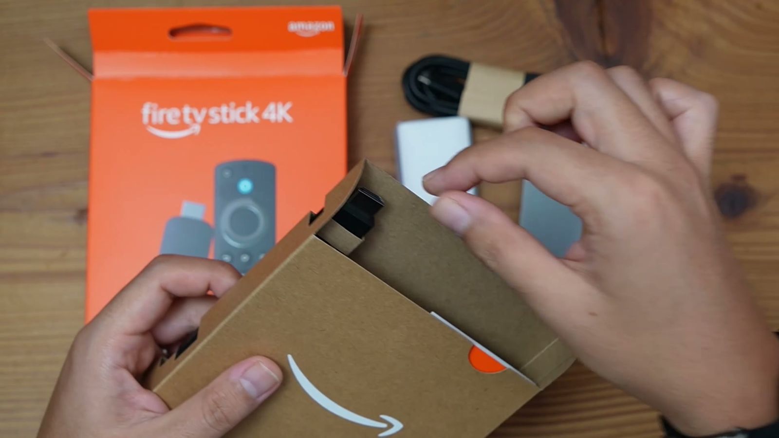 Fire TV Stick 4Kの箱を開けているところ