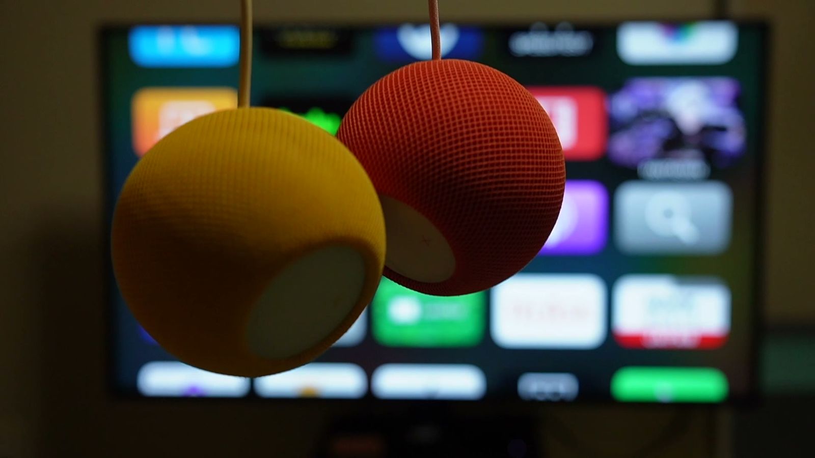 Apple TVのホーム画面の前に吊るした黄色と赤のHomePod mini