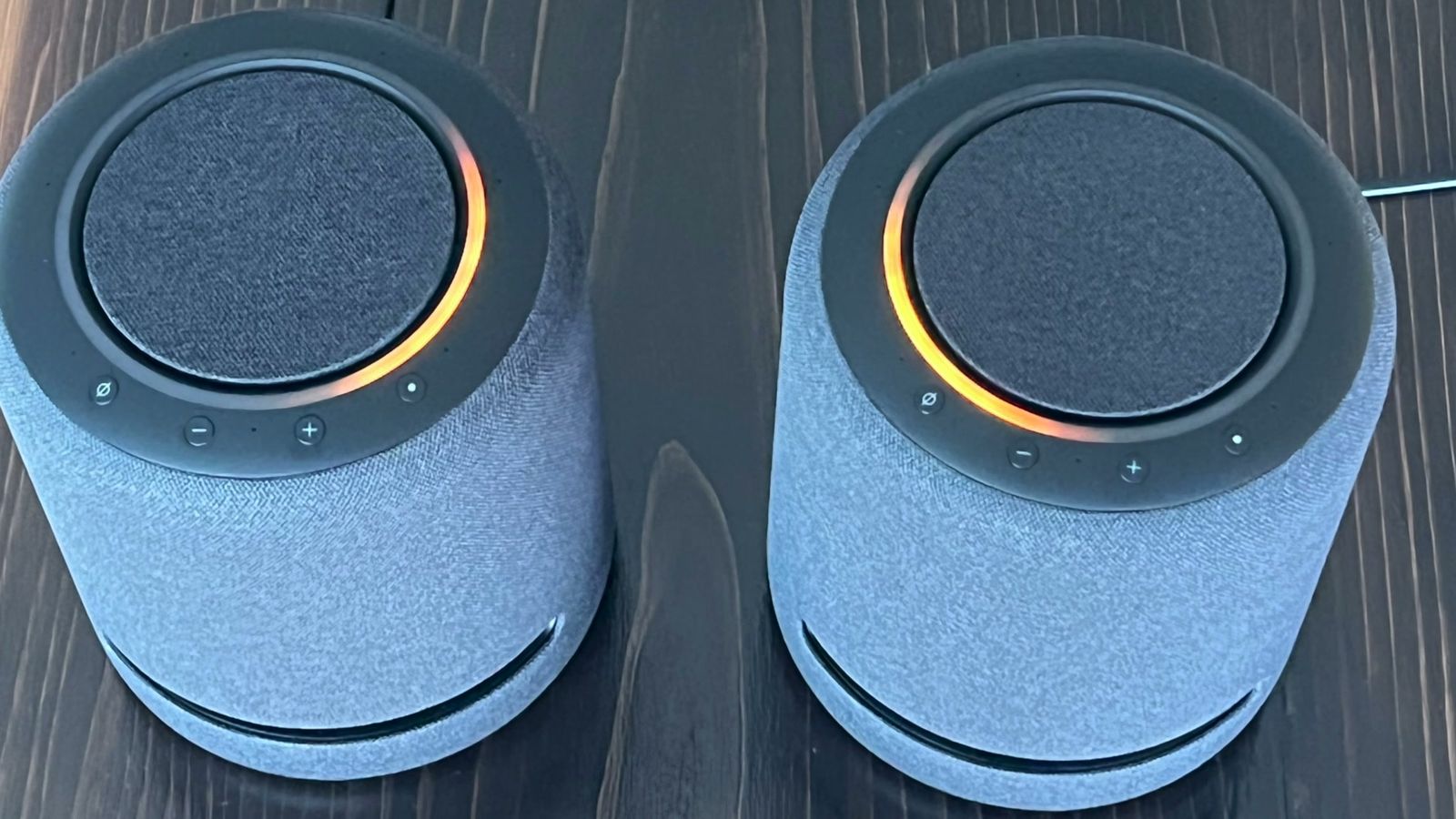 リングがオレンジに光る2台のEcho Studio