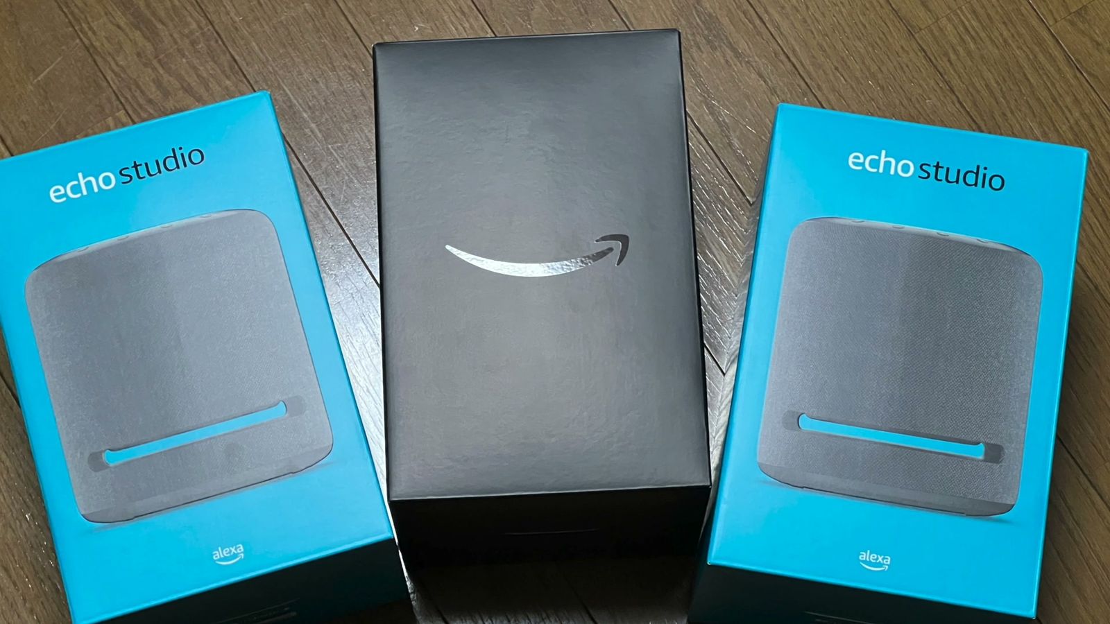 2つのEcho Studioの箱と、Amazonの黒い箱