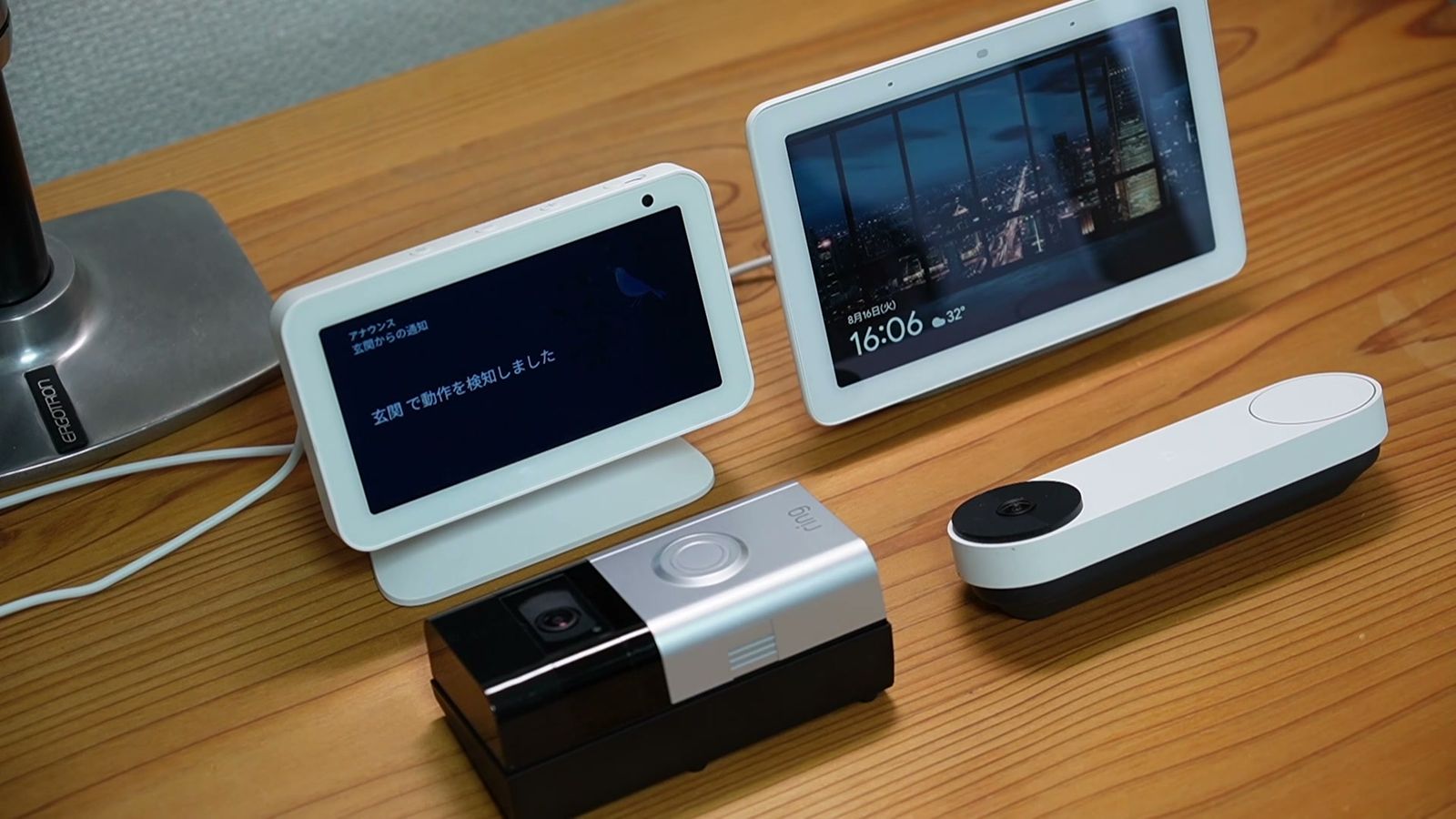 テーブルに並べた2台のスマートディスプレイと、2つのドアホン