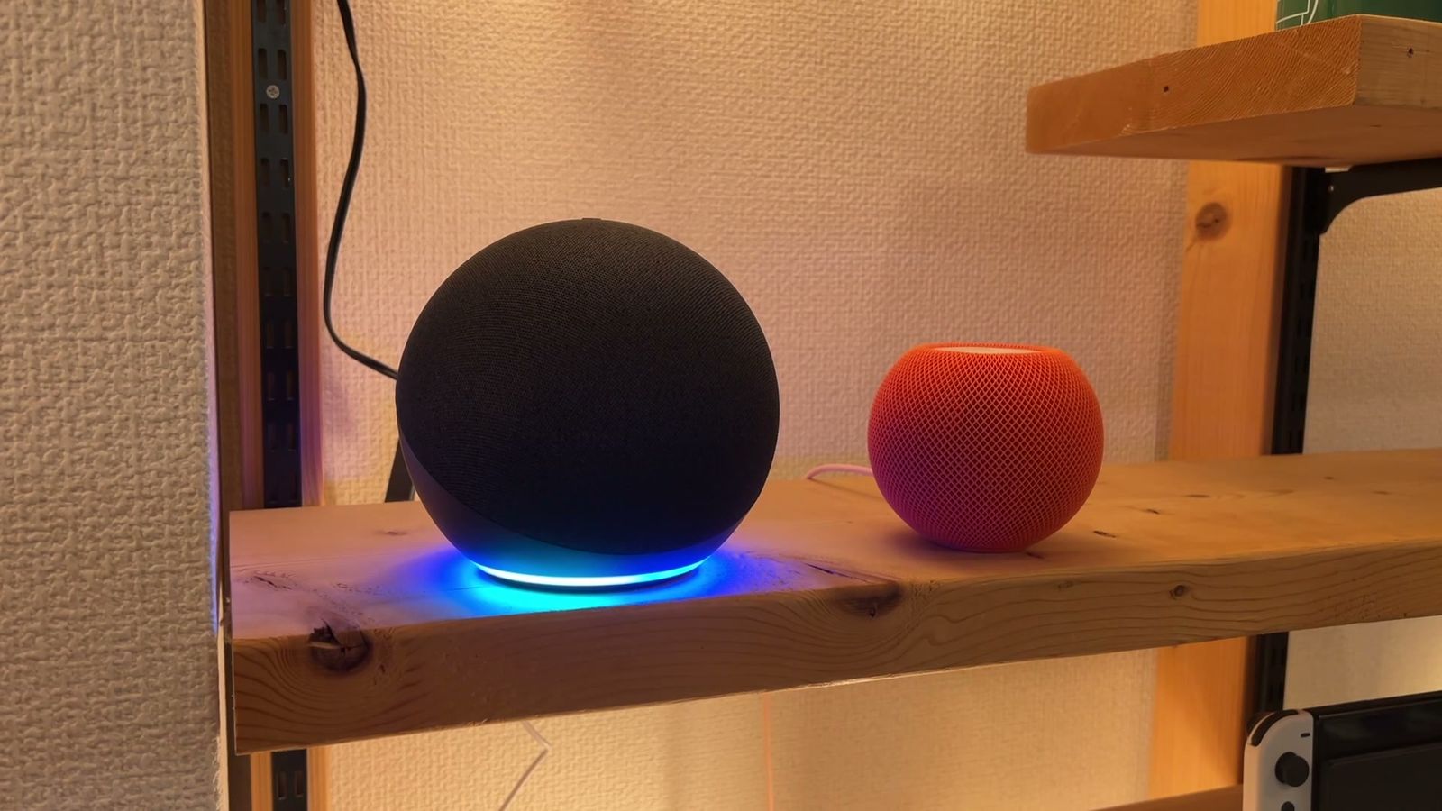 棚板に置いた、リングが青く光るEchoとHomePod mini