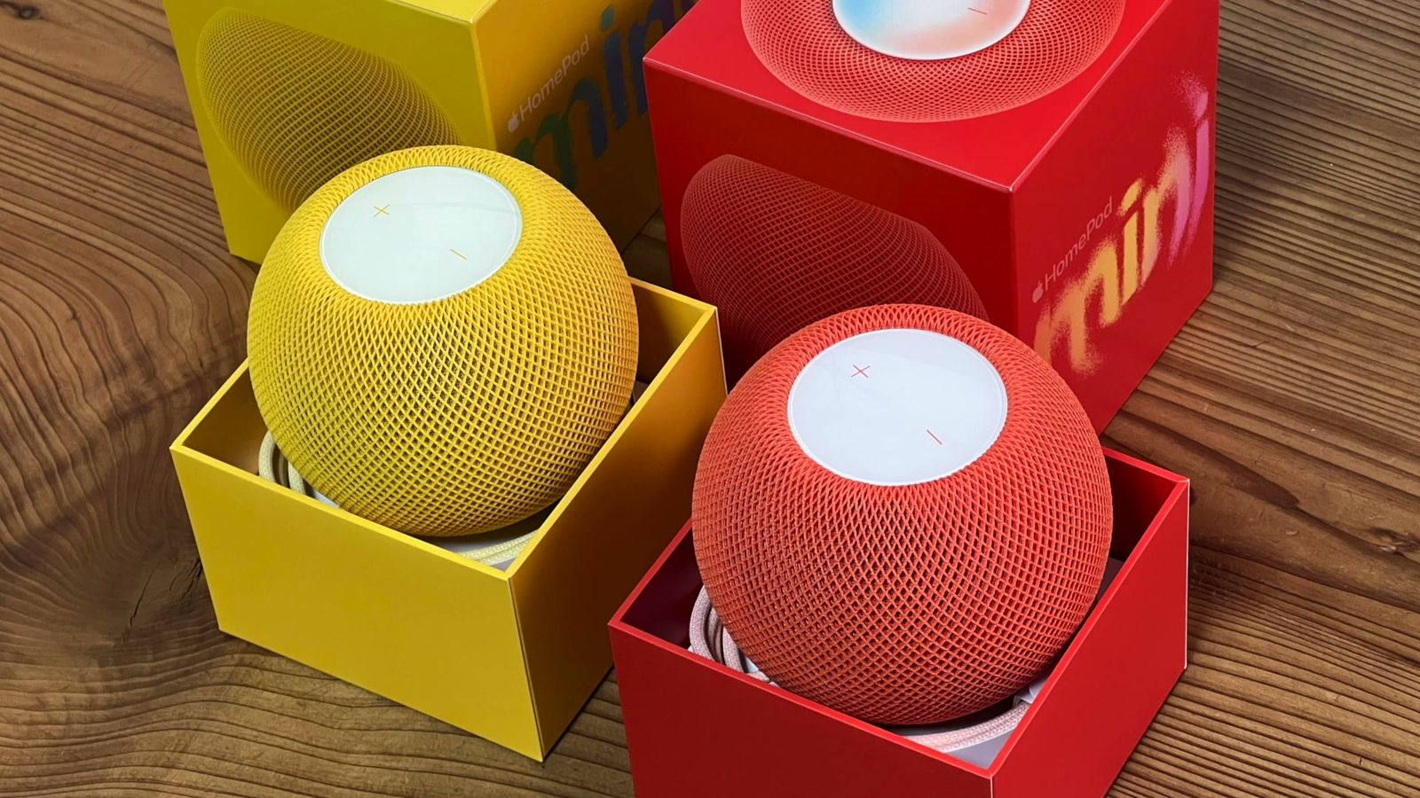 箱に入った黄色と赤のHomePod mini