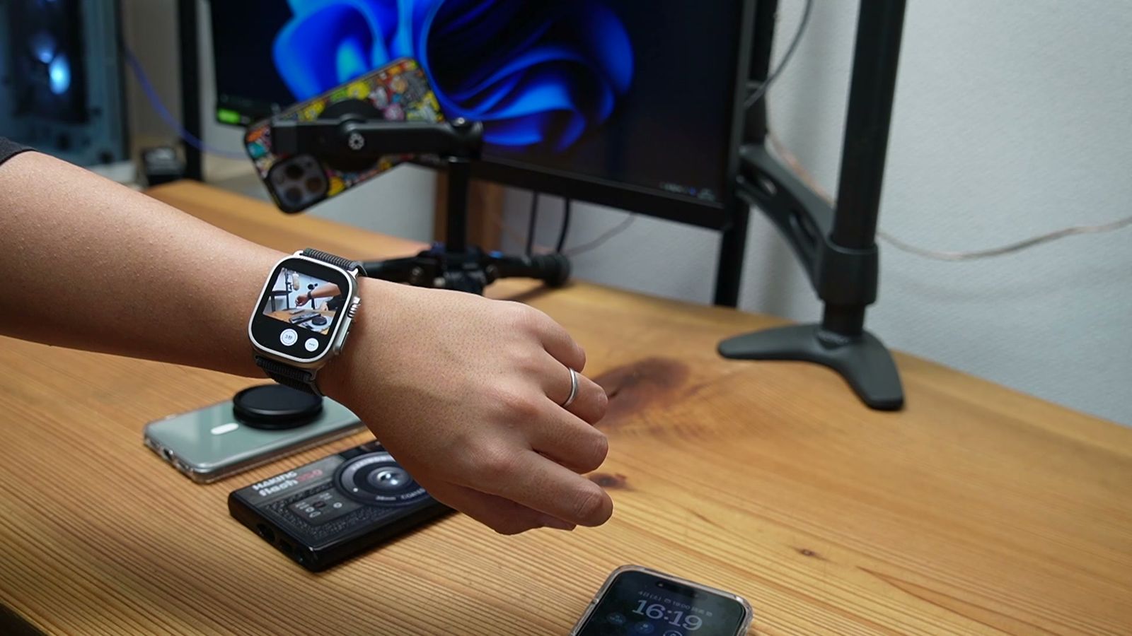デスクの上で腕に着けたApple Watch